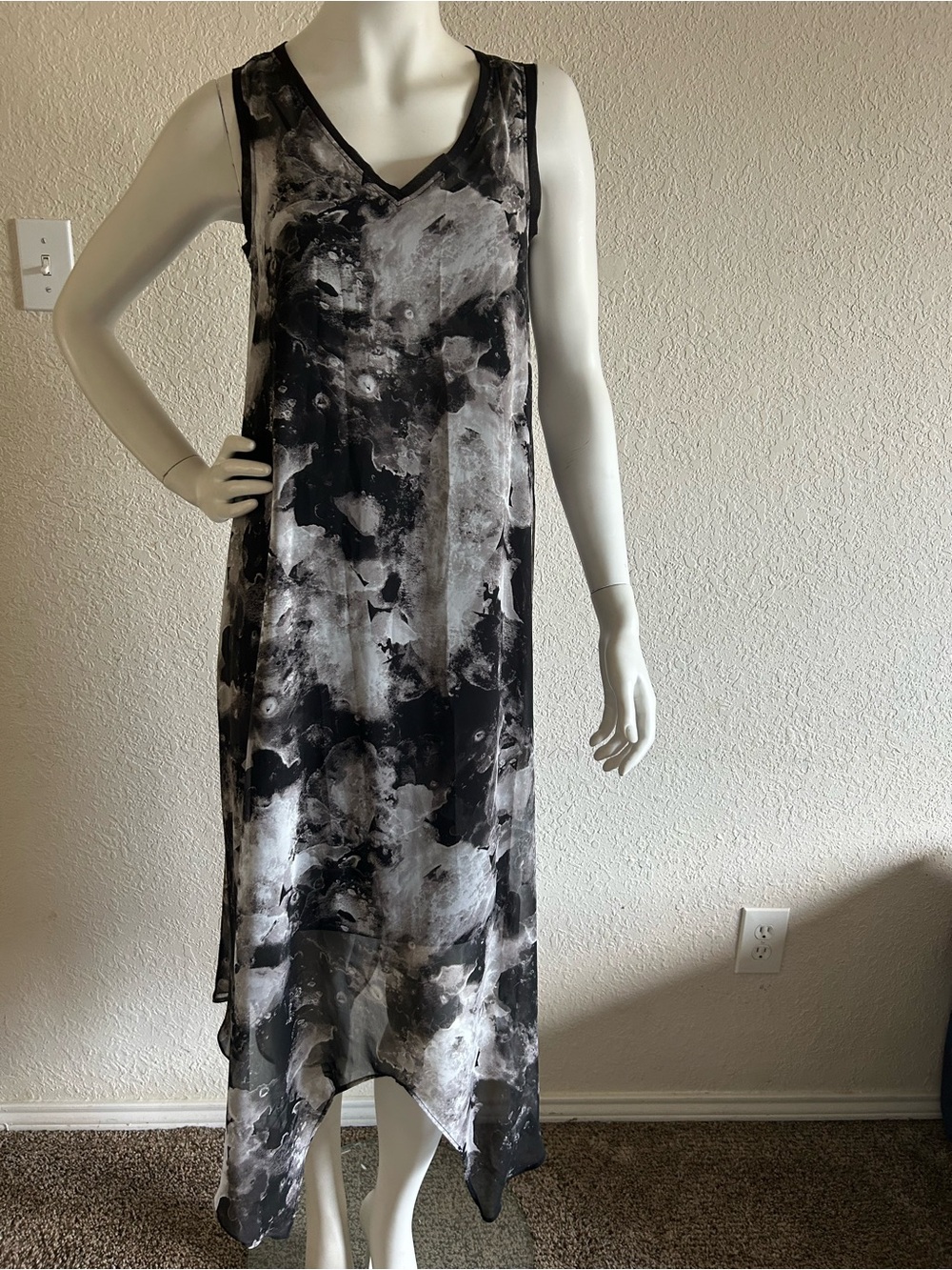 New Simply Vera Black & White Abstract V-Neck Sleeveless Dress size XS